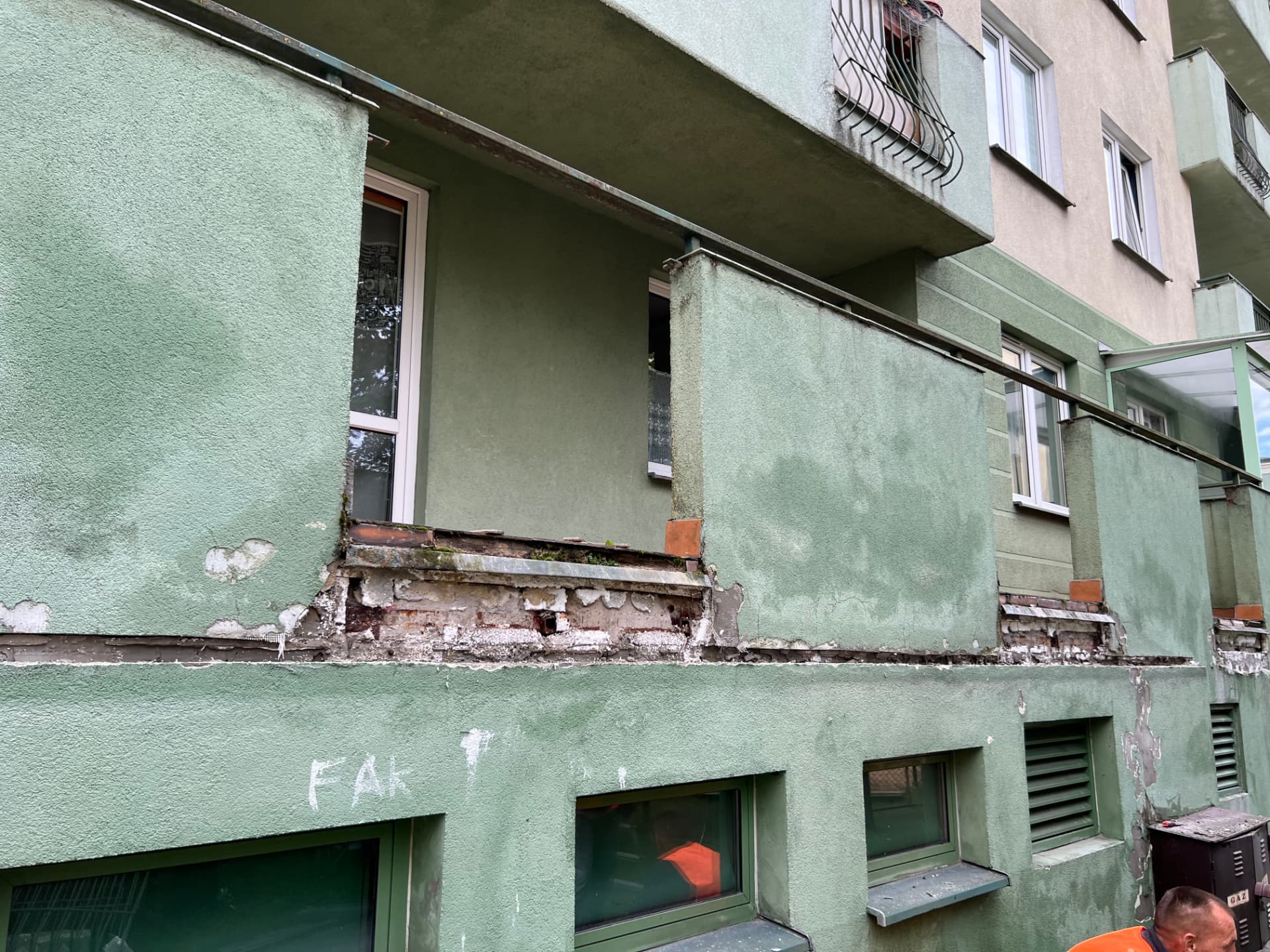 Paderewskiego 144 przed remontem — ściana budynku z uszkodzeniami tynku.